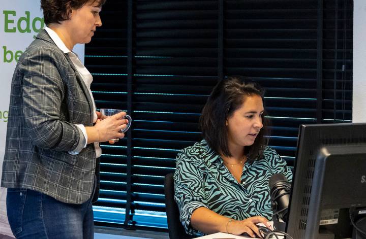 Fleur en Bianca overleg card Fleur en Bianca in overleg bij Enginia