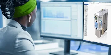 Vrouw midden in haar innovaties