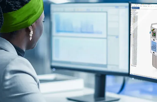 Vrouw midden in haar innovaties