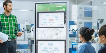 ENG-008_Blog-4_sustainable-business_bijgesneden-1199x423.jpg Een team krijgt een debrief.