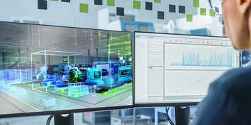 Een man achter een computerscherm, werkend aan de toekomst.