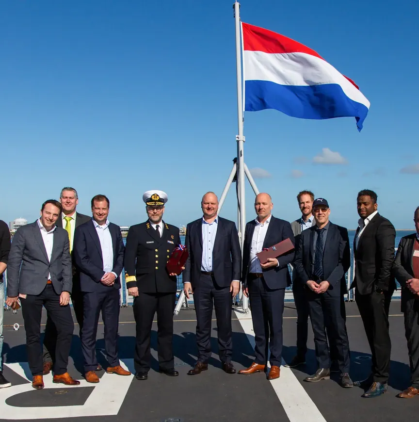 Handshake-Siemens_Defensie-groepsfoto-scaled.jpg Handshake Siemens Defensie Groepsfoto