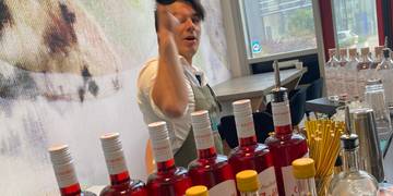Mocktail Een barman maakt een spectaculaire mocktail
