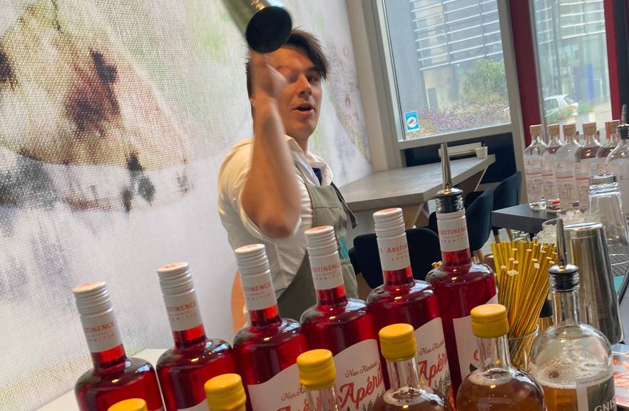 Een barman maakt een spectaculaire mocktail