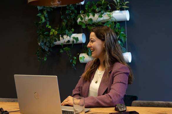 Ilze Dekker aan het werk