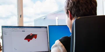 Een zonneauto wordt in software ontworpen.