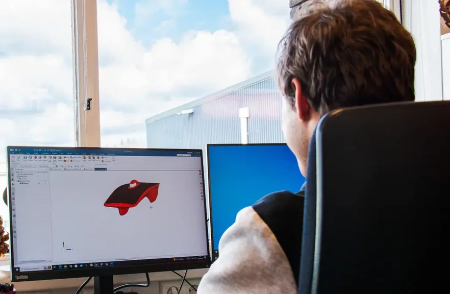 Een zonneauto wordt in software ontworpen.