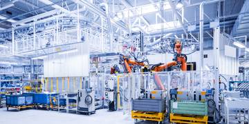 fabriekshal met robotarmen fabriekshal met robotarmen