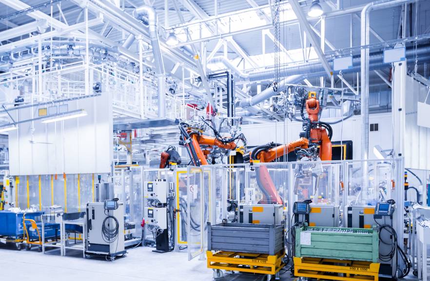 fabriekshal met robotarmen