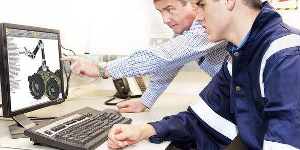 man wijst naar computer