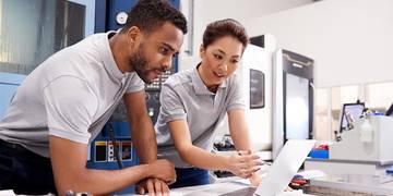 2 mensen keihard aan het werk.