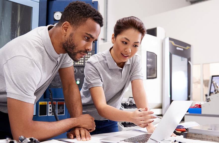 2 mensen keihard aan het werk.