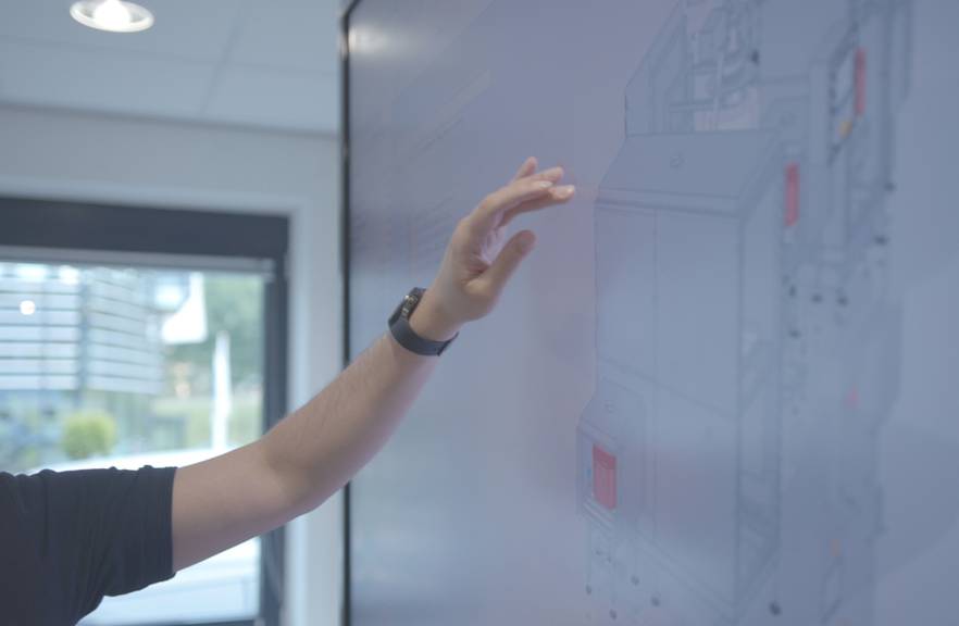 trainer legt uit op scherm