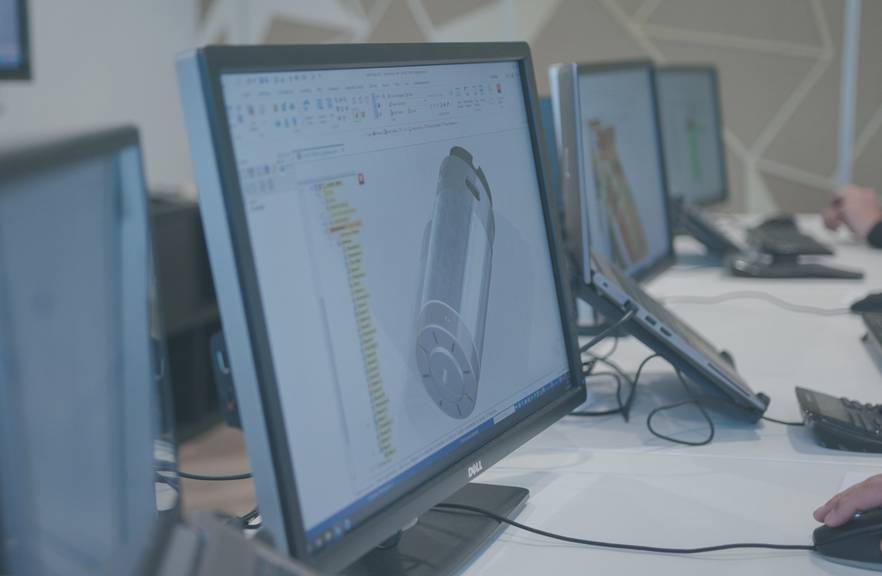 trainingsruimte met laptops en schermen