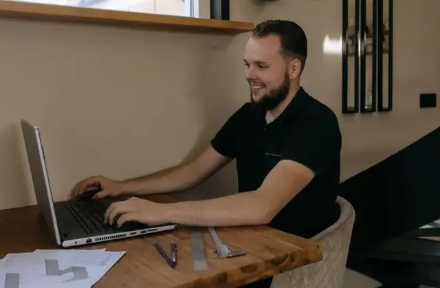 Een werknemer van Van Eck