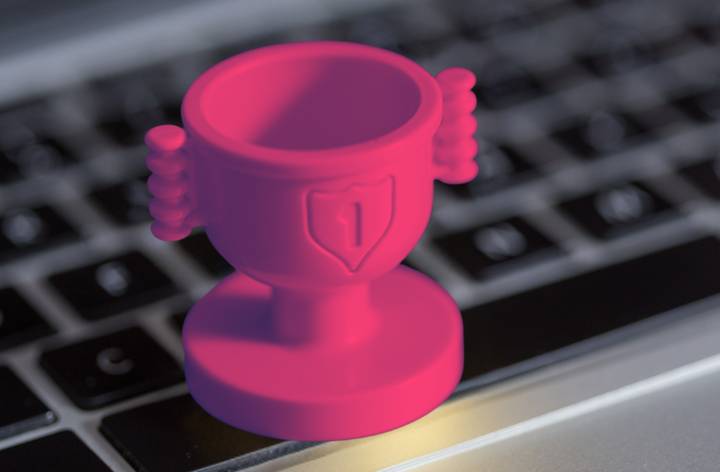 laptop met overwinningsbeker op het toetsenbord